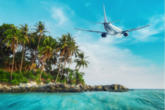 Flygplan över tropisk ö