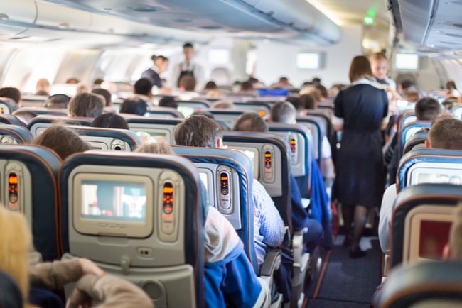Inuti kabinen på ett flygplan